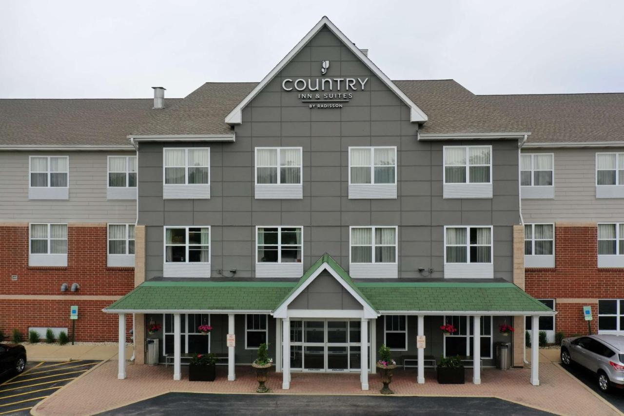 Country & By Radisson, Crystal Lake, Il