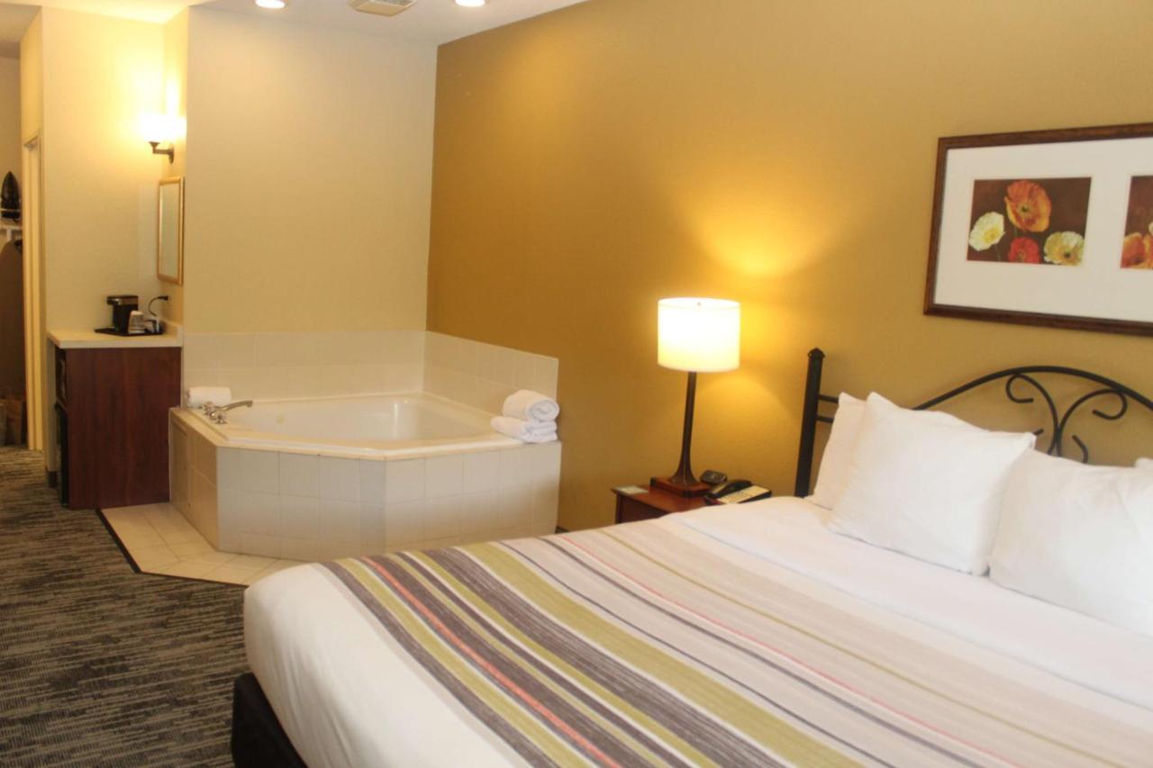 Country & By Radisson, Crystal Lake, Il Hotel