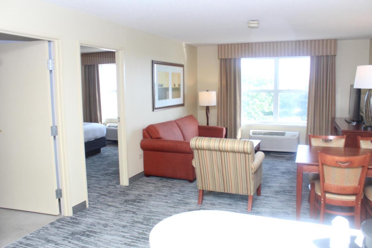 Hotel Country & By Radisson, Crystal Lake, Il