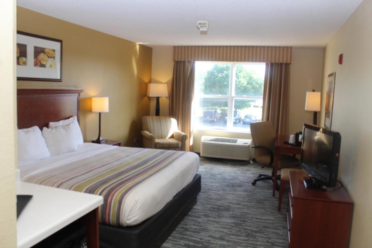 Country & By Radisson, Crystal Lake, Il