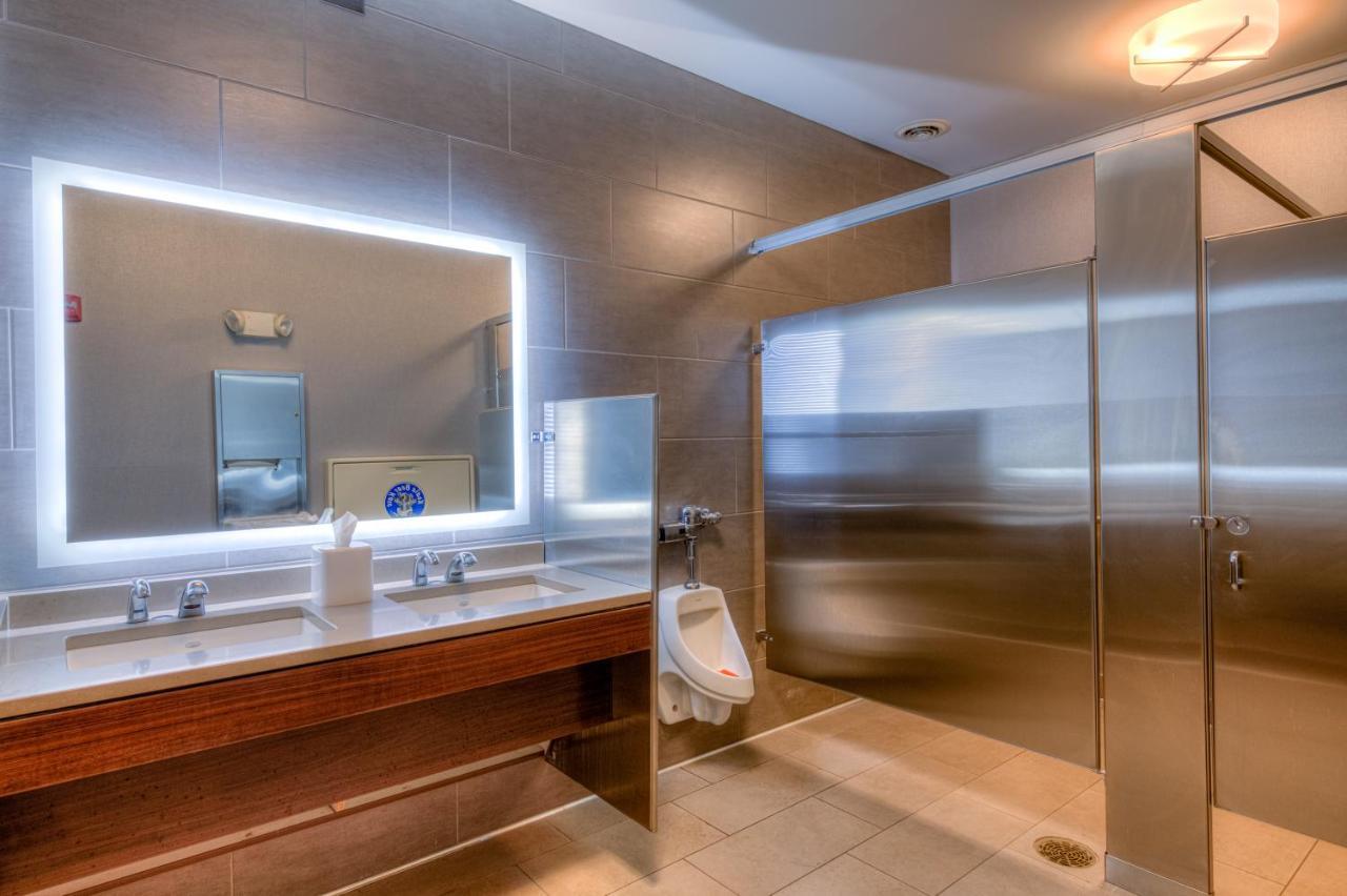 Country & By Radisson, Crystal Lake, Il