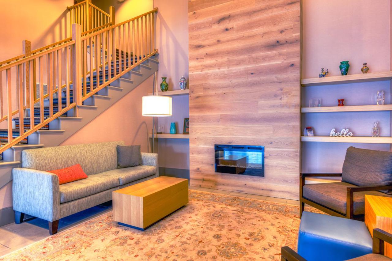 Country & By Radisson, Crystal Lake, Il 3*
