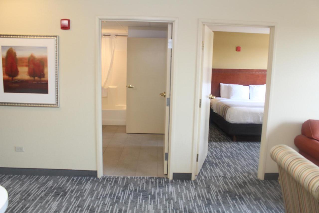 Country & By Radisson, Crystal Lake, Il