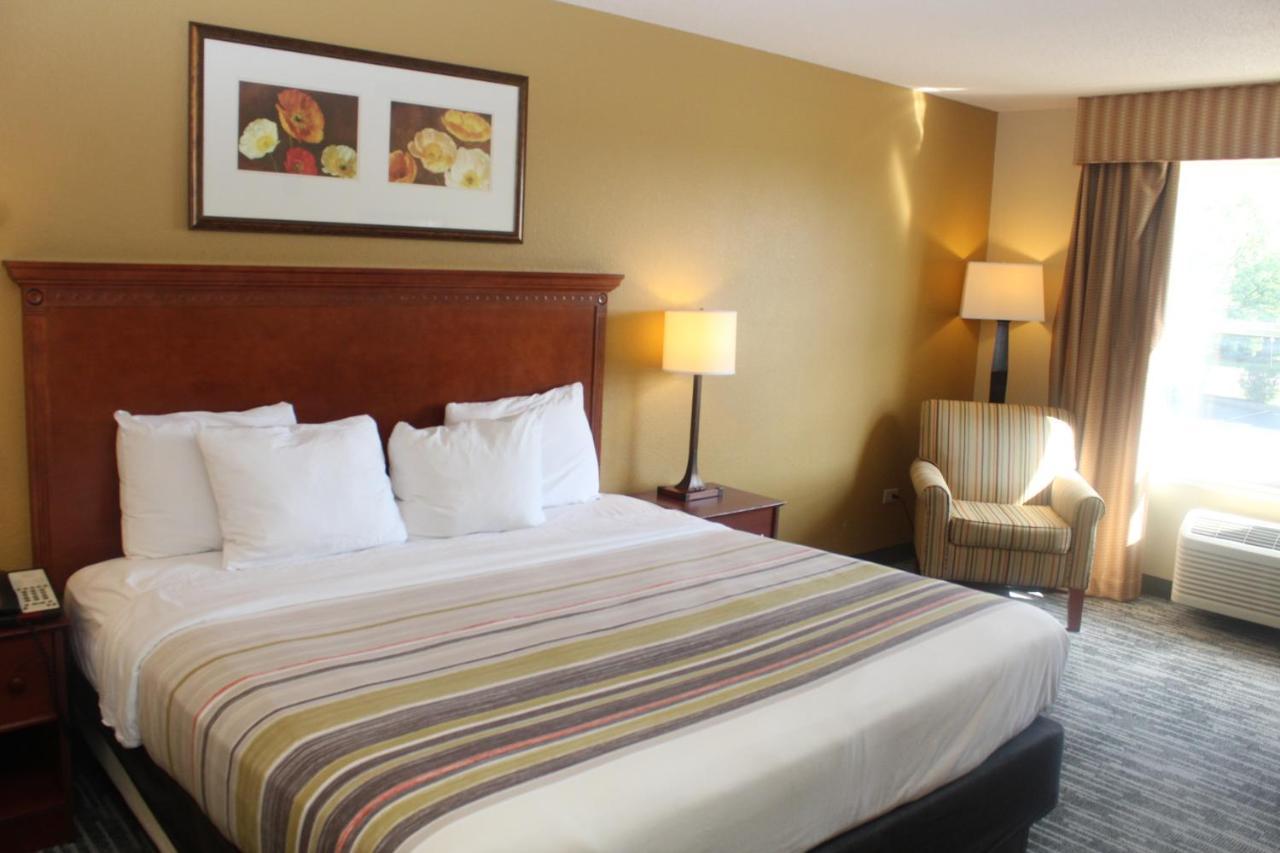 Country & By Radisson, Crystal Lake, Il