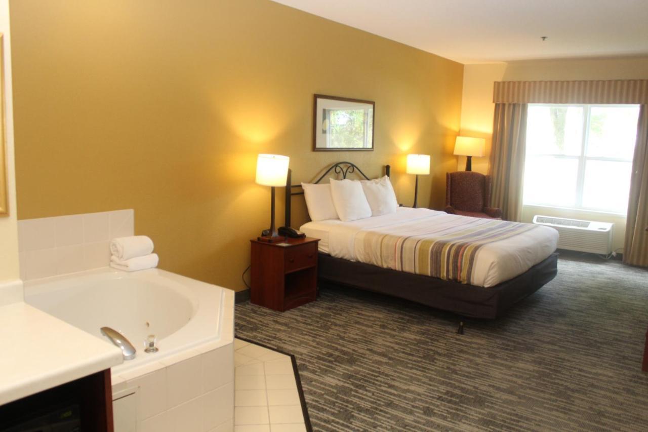 Hotel Country & By Radisson, Crystal Lake, Il