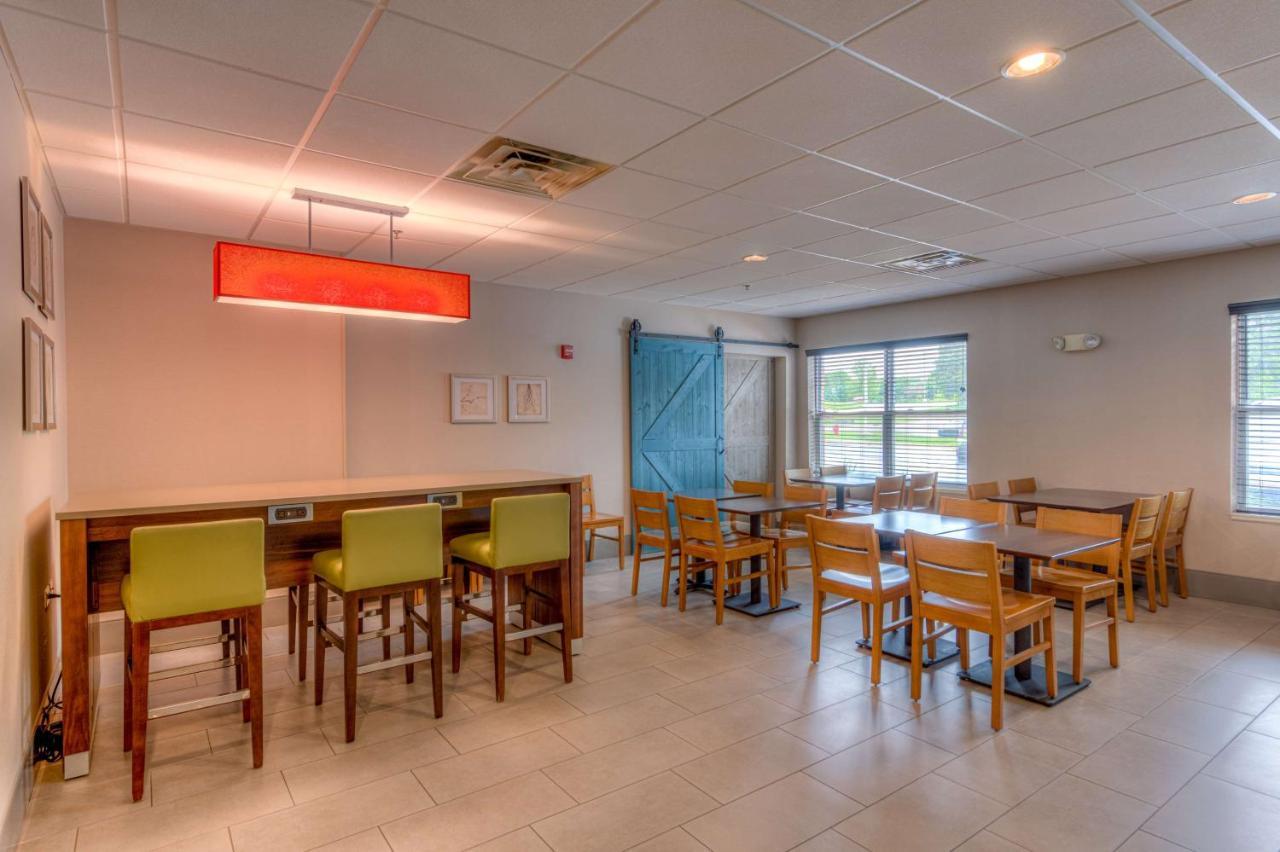 Hotel Country & By Radisson, Crystal Lake, Il
