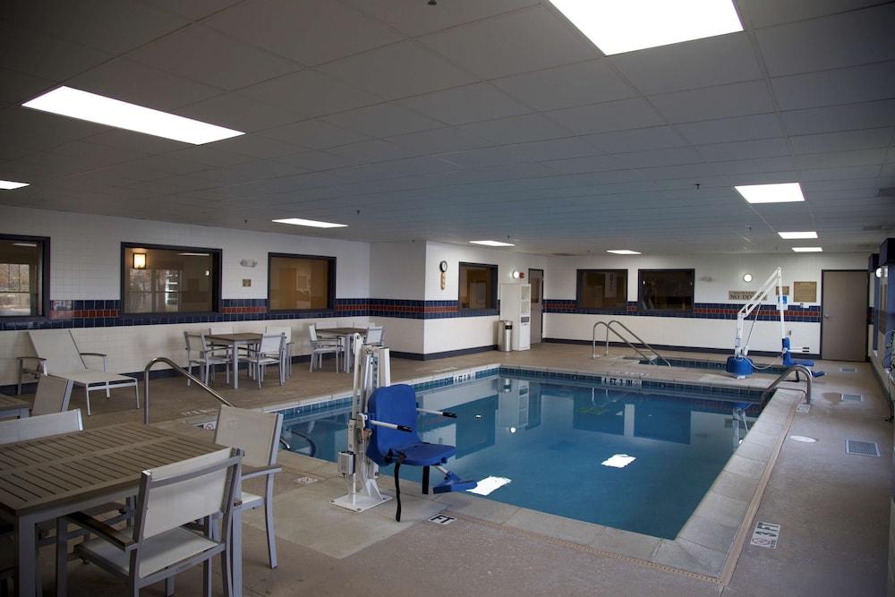 Hotel Country & By Radisson, Crystal Lake, Il