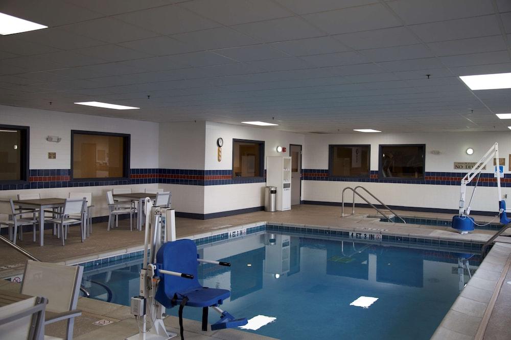 Country & By Radisson, Crystal Lake, Il Hotel