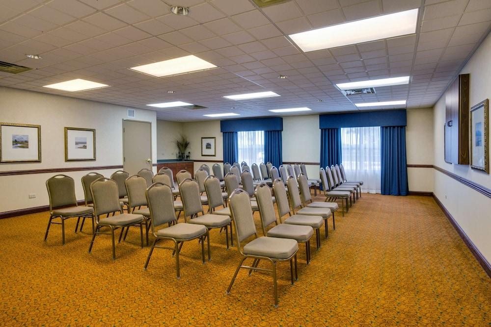 Country & By Radisson, Crystal Lake, Il Hotel 3*