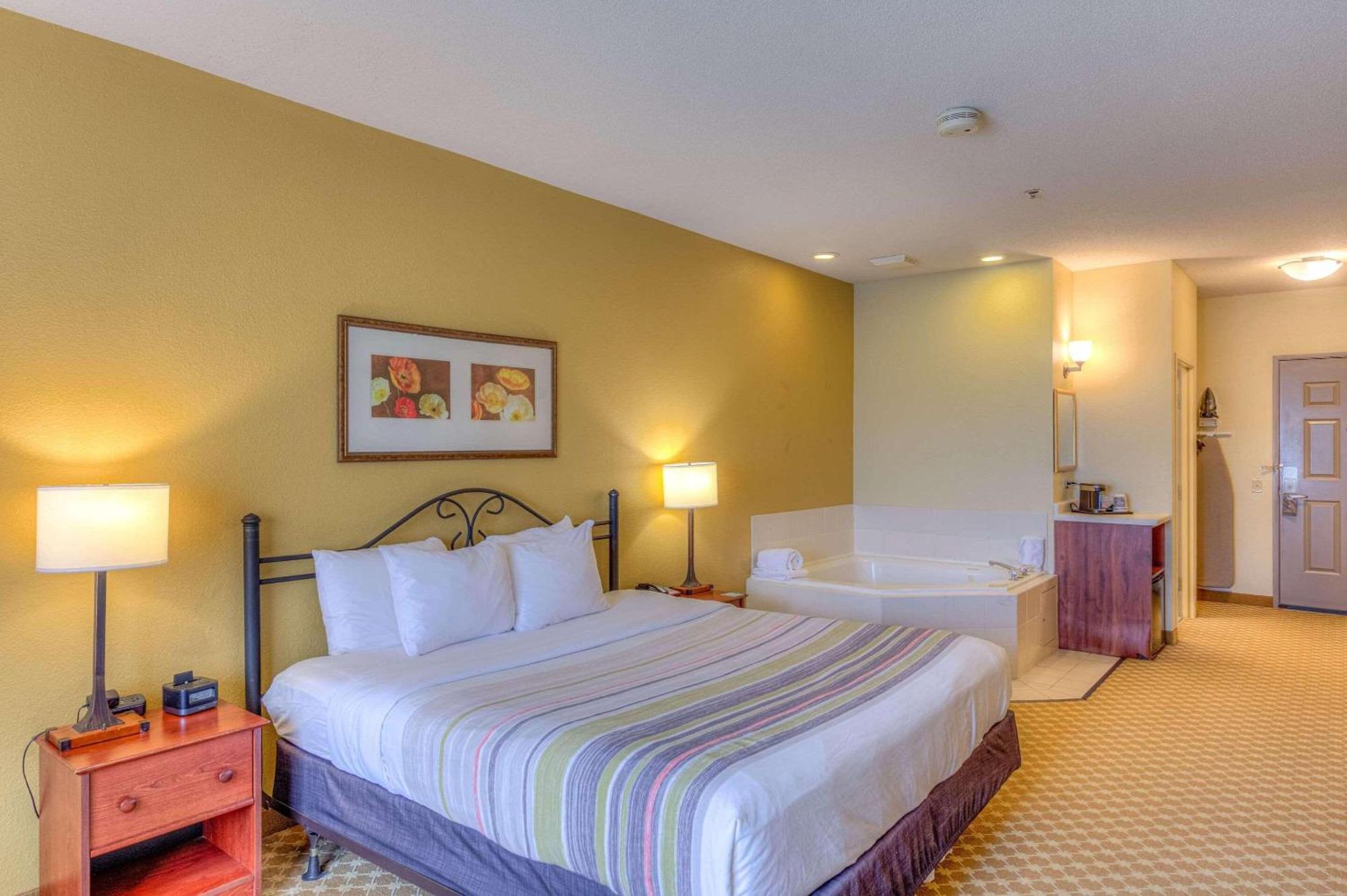 Country & By Radisson, Crystal Lake, Il