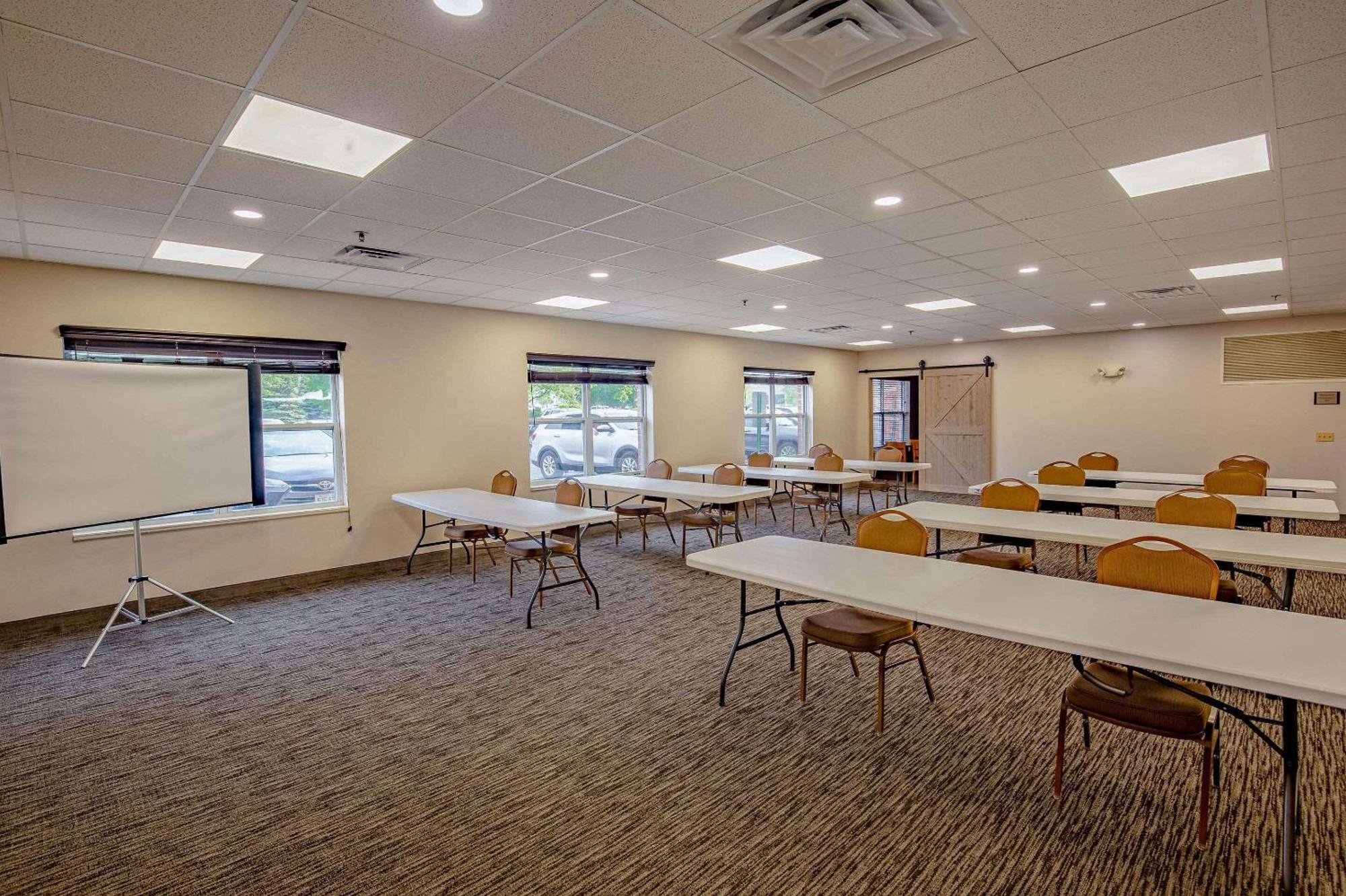 Hotel Country & By Radisson, Crystal Lake, Il 3*
