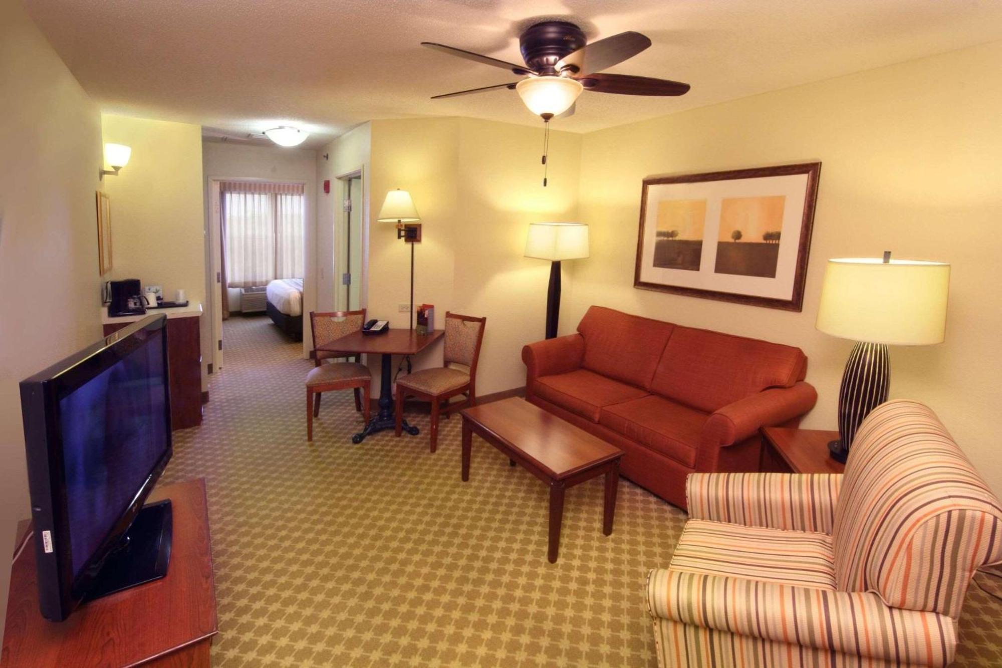 Country & By Radisson, Crystal Lake, Il 3*