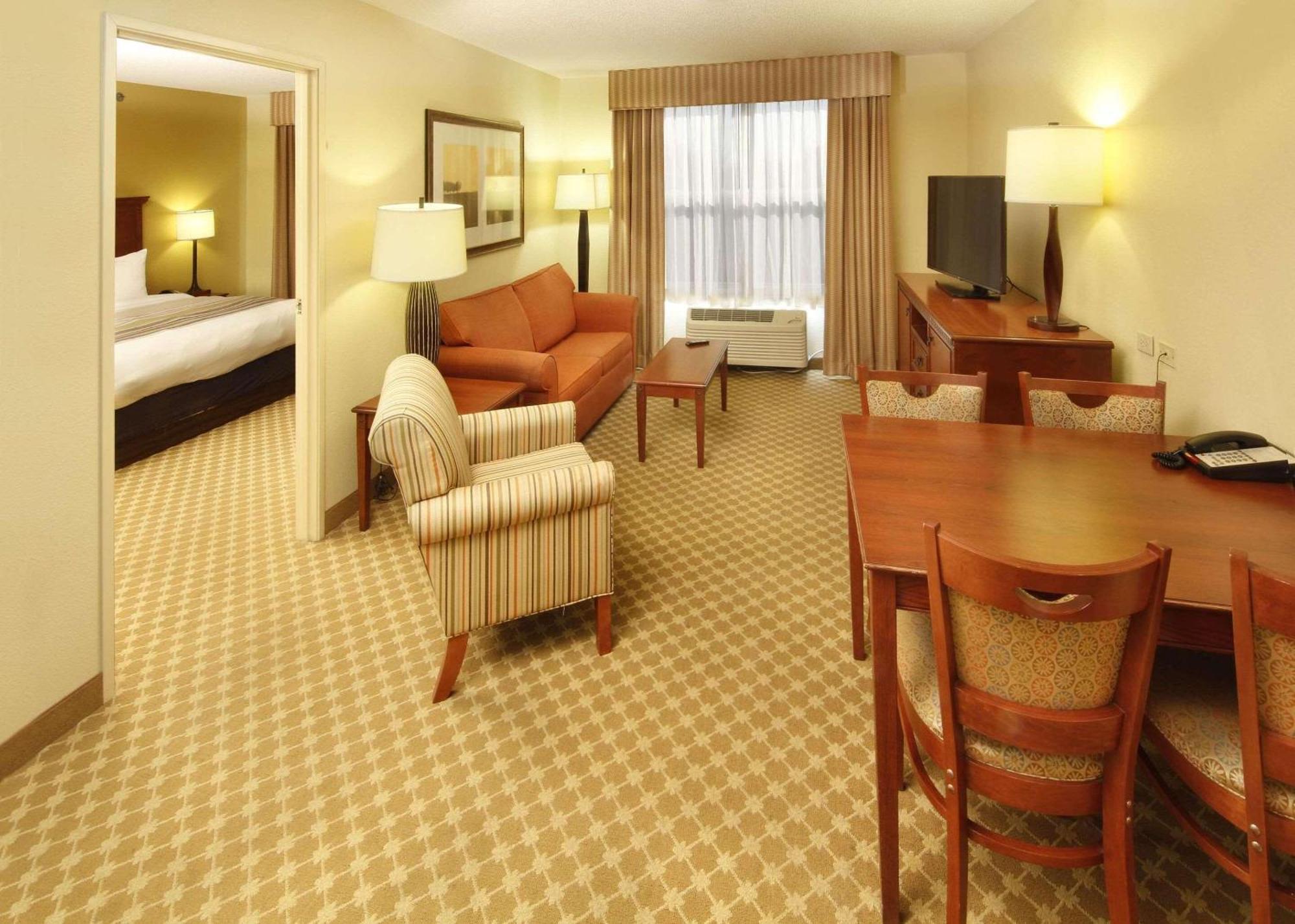 Hotel Country & By Radisson, Crystal Lake, Il