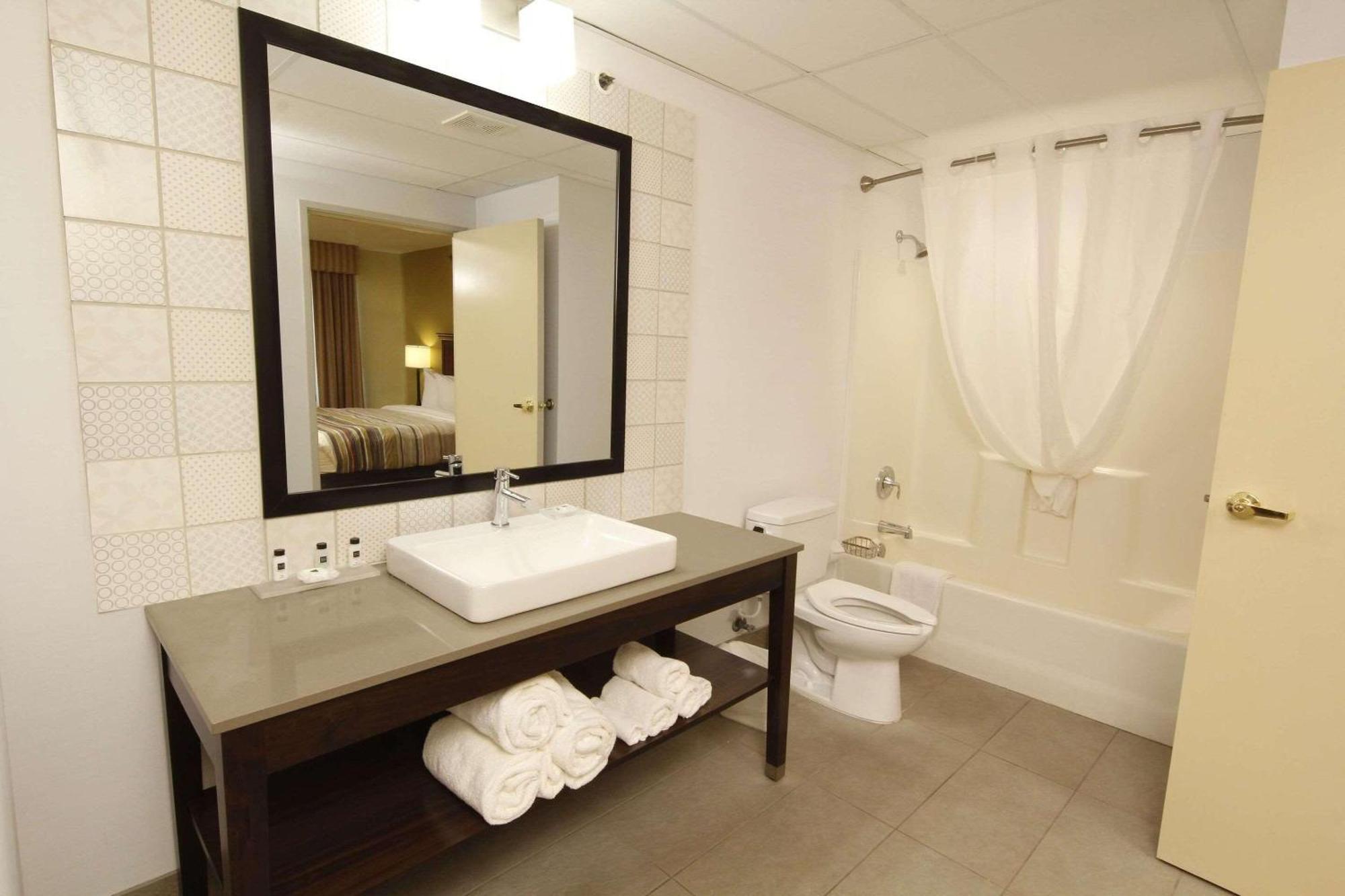Hotel Country & By Radisson, Crystal Lake, Il 3*