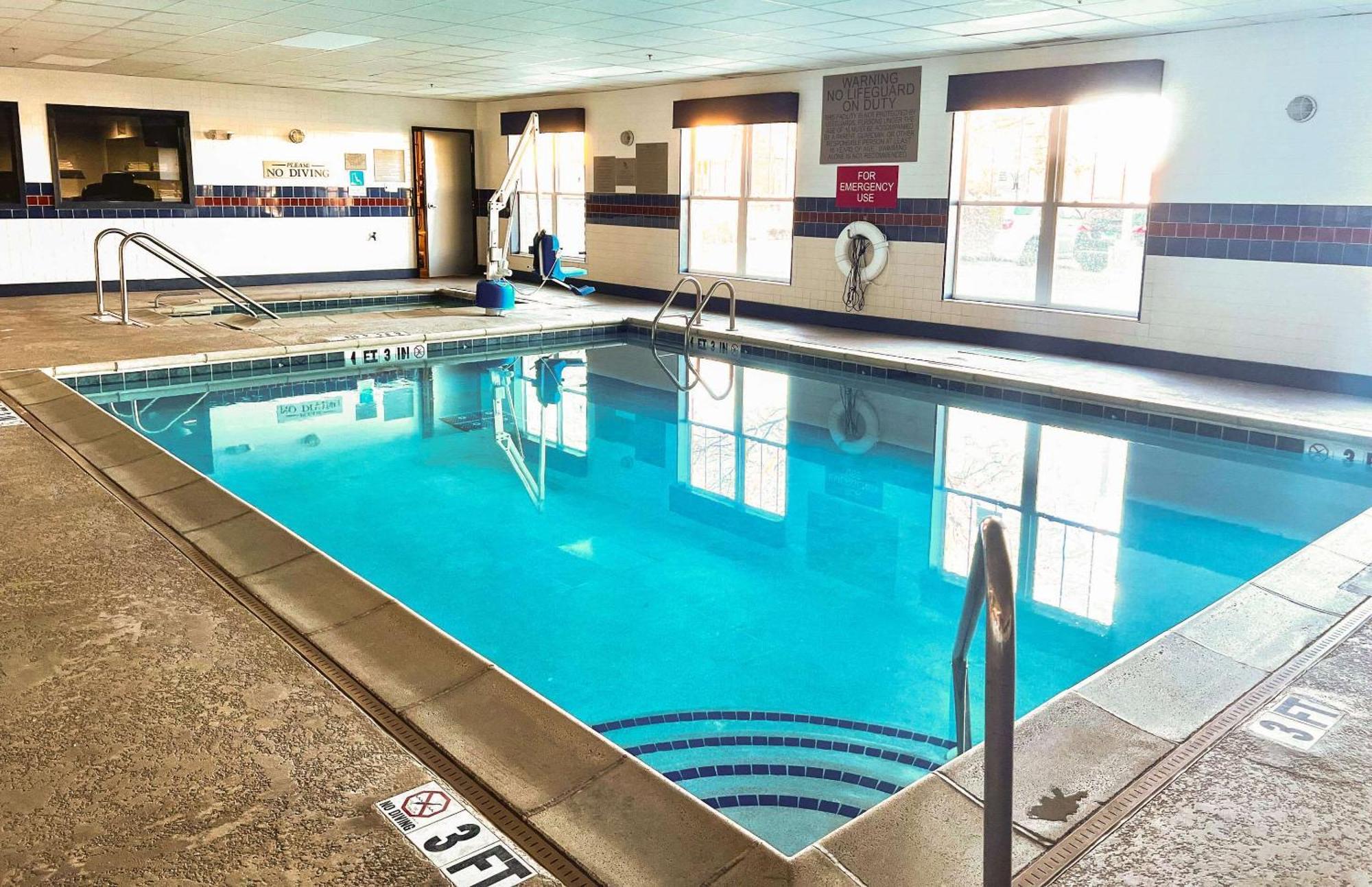 Country & By Radisson, Crystal Lake, Il Hotel